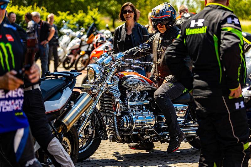 Tradiční žehnání motorek ve Vacenovicích zahajuje motorkářskou sezónu. Akci pořádá vacenovická Motobanda. Mše sloužená za jízdu bez nehod a zranění pokračuje pak okružní vyjížďkou desítek motorek.