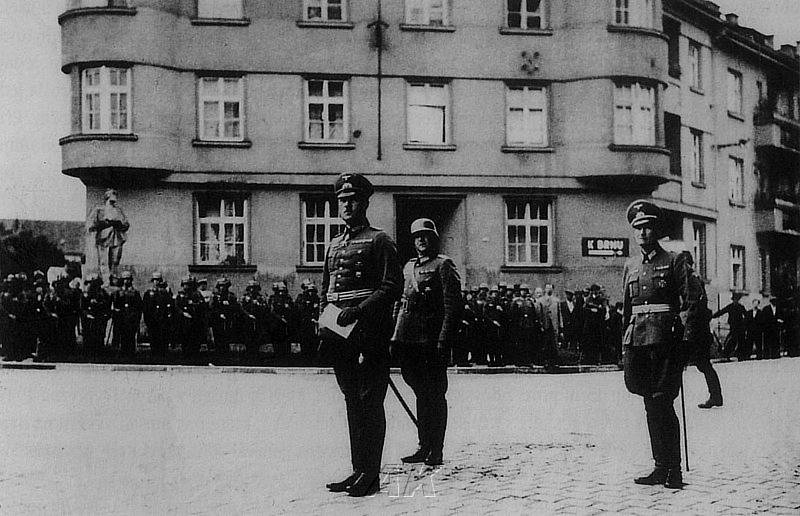 Příjezdem vojáků nacistického Německa se ze dne na den změnil život obyvatelům Hodonína. Nic už nebylo tak, jak dřív. Zbylo jen jediné, přežít. A ani to se stovkám z nich nepodařilo.