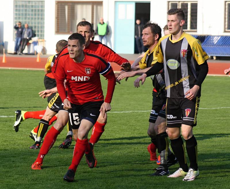 Fotbalisté Hodonína (v červených dresech) v páteční předehrávce 21. kola divize D pouze remizovali s Tasovicemi 1:1. Hostům na stadionu U Červených domků vyšlo střídání.