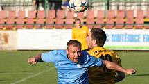 Fotbalisté Mutěnic (ve žlutých dresech) přehráli ve vloženém 30. kole krajského přeboru Boskovice 2:0 a zůstali v čele tabulky.