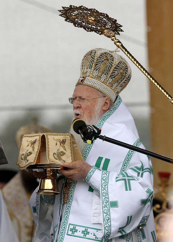 Pravoslavná bohoslužba ve Slovanském hradišti uspořádaná k oslavě 1 150. výročí příchodu věrozvěstů Cyrila a Metoděje na Velkou Moravu.