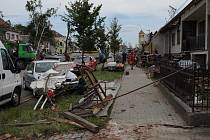 Odklízení škod napáchaných tornádem v Moravské Nové Vsi na Břeclavsku. 25. června 2021