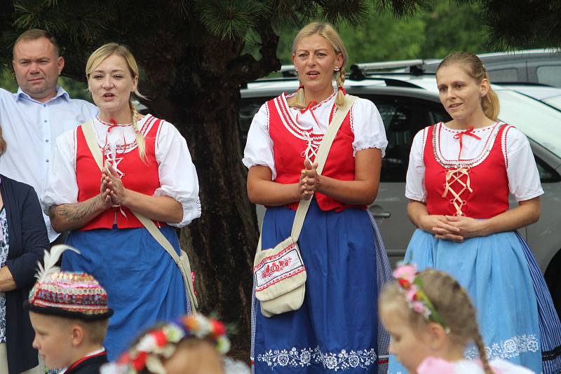 Dražovské hody v sobotu odpoledne. Hudba a tanec v ulicích Dražůvek byly i pozvánkou na večerní hodovou zábavu.