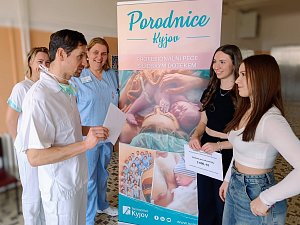 Gynekologicko-porodnické oddělení Nemocnice Kyjov. Primář Pavel Kostka při předání výtěžku porodnici od studentek.