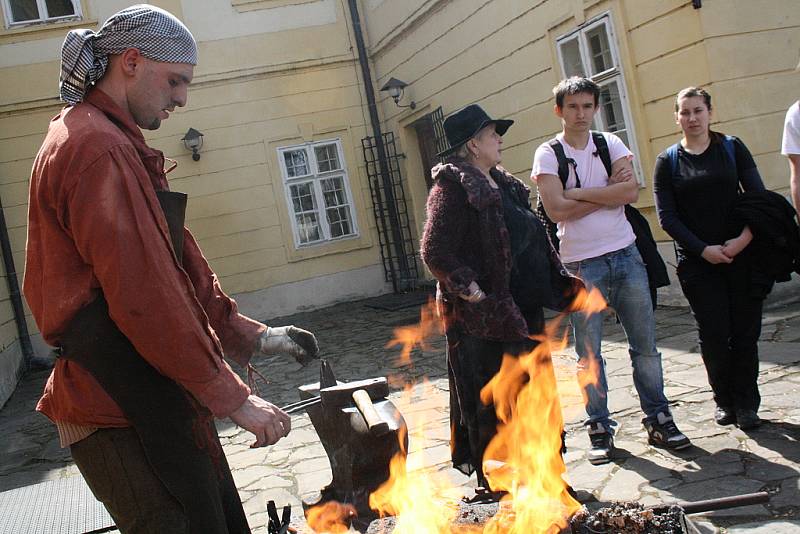 V hodonínském muzeu předvedl před studenty své umění i kovář Václav Pěnčík.