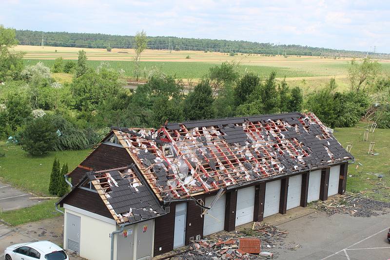 Klienti a zaměstnanci S-centra v Hodoníně zažili útok tornáda. Zařízení pak museli opustit.