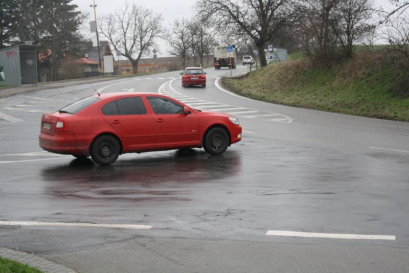 Místo pro budoucí křižovatku v Hovoranech.