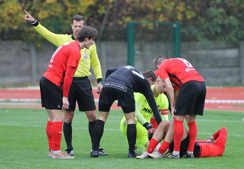 Hodonínští fotbalisté (v červeném) porazili Uherský Brod 3:0.