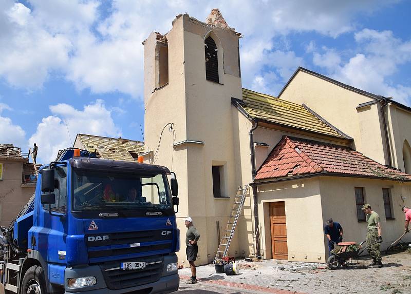 Tornádo srovnalo část obce Hrušky doslova se zemí. Lidé neúnavně pracovali a pomáhali jeden druhému.