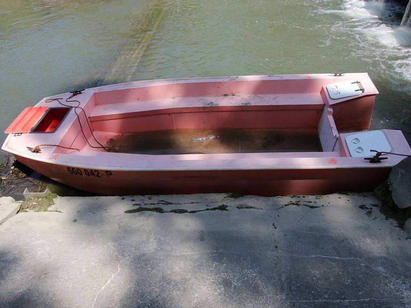 Opilý muž ukradl loďku, ta se mu potopila.