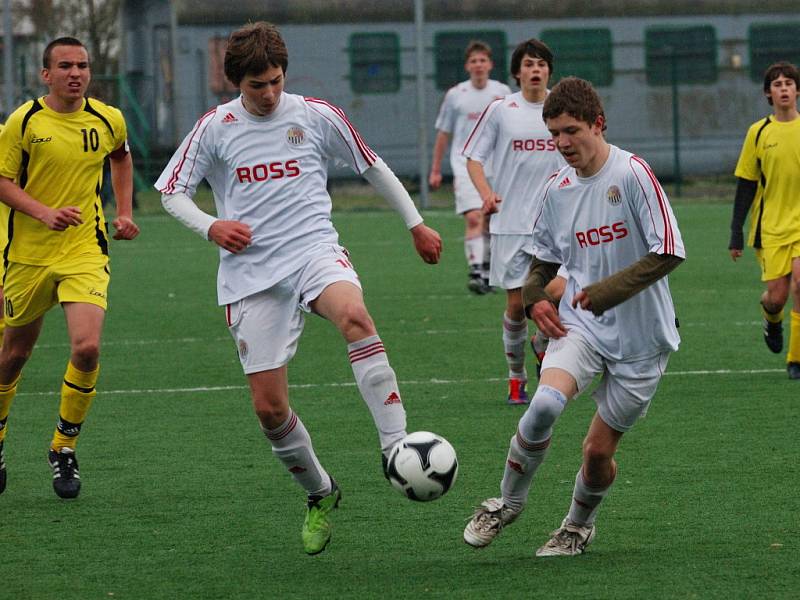 Vyrovnané zápasy byly k vidění v žákovské fotbalové lize mezi Slovanem Havlíčkův Brod a Znojmem. Vyjimkou byl zápas U14, kteří svého soupeře smetli 7:0. 