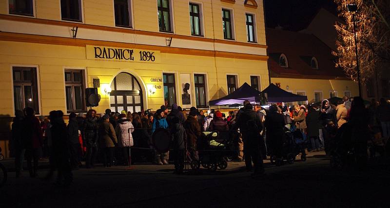 Asi nejvíce zpívajících na Hodonínsku, přibližně tři stovky, přišlo před radnici v Mutěnicích. Kromě malého jarmarku mohli příchozí sledovat slavnostní rozsvícení vánočního stromu.