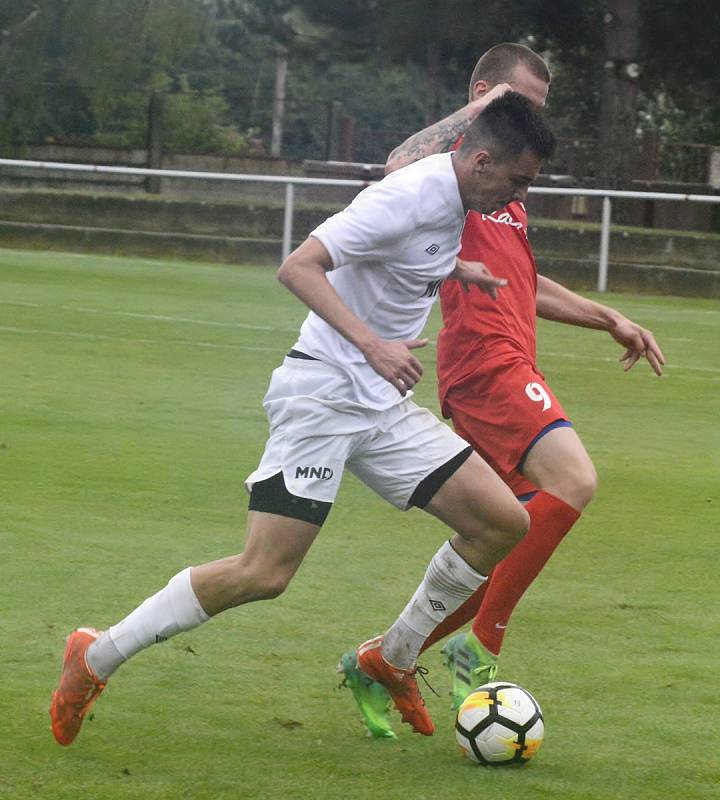 Fotbalisté Hodonína (v bílých dresech) nestačili na Lanžhot, diviznímu nováčkovi podlehli 0:3.