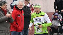 Legendární oštěpařka Dana Zátopková, která v září oslaví 95 let, v sobotu odstartovala hlavní závod běhu Velká Morava v Mikulčicích.