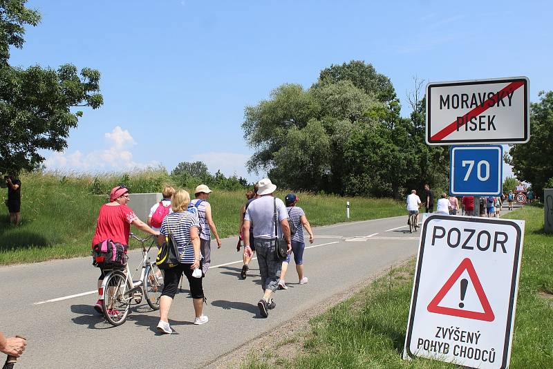 Protestní pochod za lidi pro vodu! Účastníci se postavili proti plánované těžbě štěrkopísku v blízkosti prameniště pitné vody.