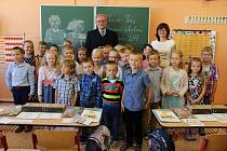 Foto ze stejné Základní škola J. A. Komenského v Kyjově, třída 1.C s učitelkou Evou Pavlasovou a ředitelem Janem Navrátilem.