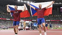 Vítězslav Veselý (vlevo) a Jakub Vadlejch oslavují olympijské medaile po finále oštěpařského závodu.