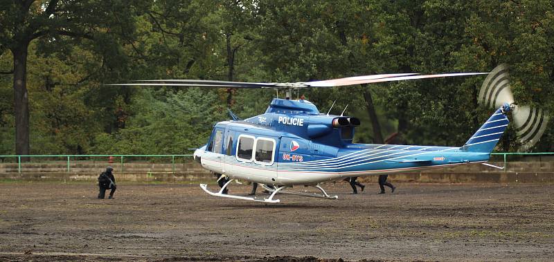 Workshop Policistou na zkoušku v areálu stadionu U Červených domků v Hodoníně. Jednotlivé policejní útvary představily svou práci, přiletěl také vrtulník se zásahovou jednotkou.