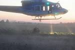 Vrtulníky hasící lesní požár u Bzence doplňovaly vodu z přistavených cisteren.