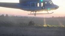 Vrtulníky hasící lesní požár u Bzence doplňovaly vodu z přistavených cisteren.