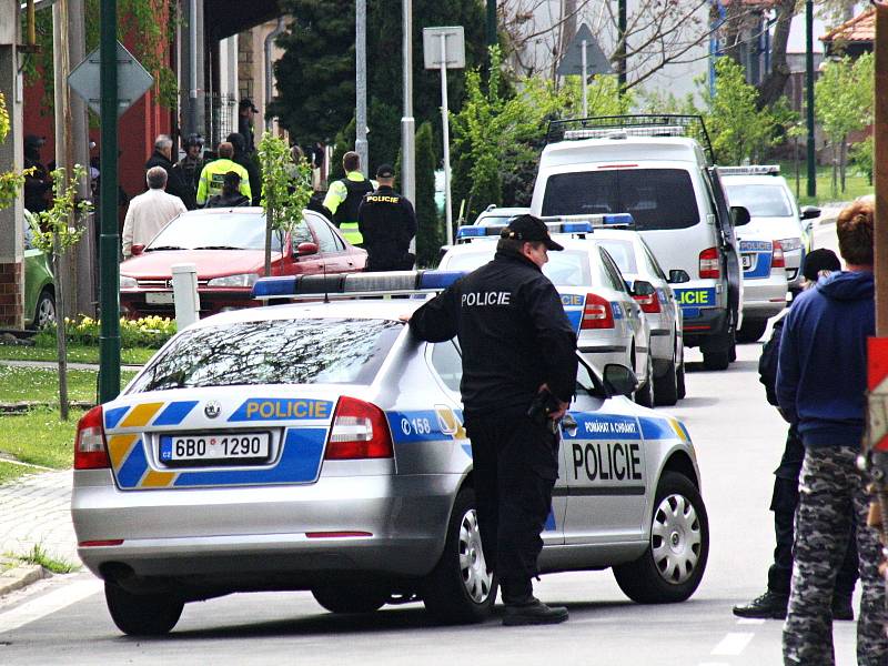 Policejní zásah v Sudoměřicích na Hodonínsku. V květnu tam střelci několikrát vypálili z plynové pistole poblíž školy.