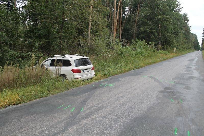 Nehoda mezi Dubňany a Mutěnicemi. Mladý řidič v Passatu při najíždění na hlavní nedal přednost osobnímu autu značky Mercedes.