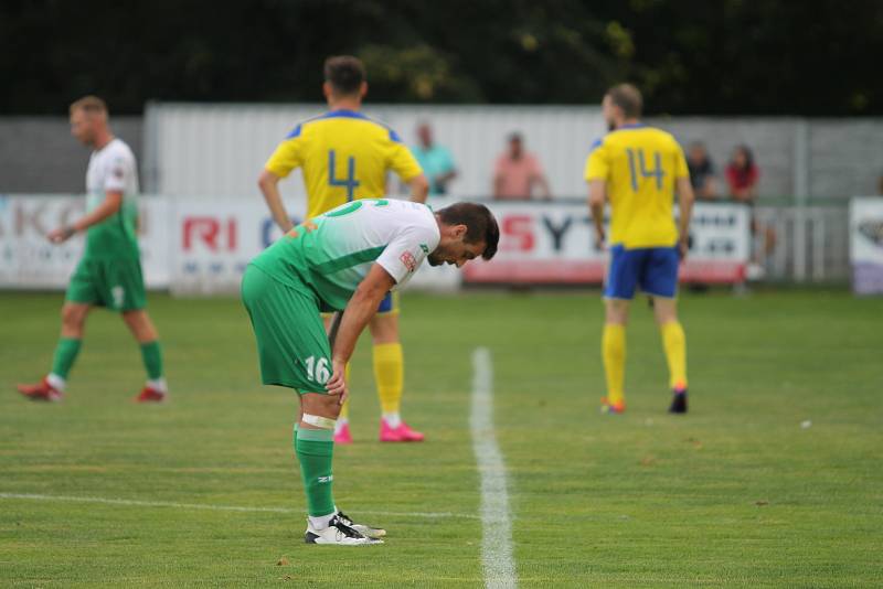 Fotbalisté Bzence (v zelených dresech) podlehli Baťovu 1:2.