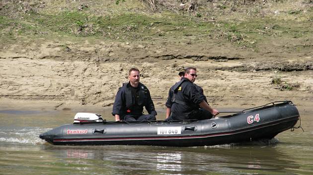 Pátrání hasičů a policistů u Osypaných břehů, místa, kde se předpokládá, že se trojice hledaných dostala do vody.