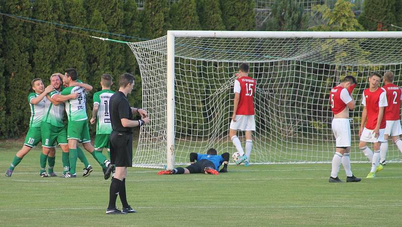 Finále okresního poháru vyhráli fotbalisté rezervy Dubňan (v zelených dresech), kteří porazili Hovorany 2:0.