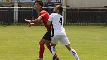 Hodonínští fotbalisté (v červenočerných dresech) porazili Břeclav 2:1.