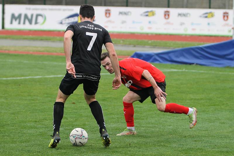 Hodonínští fotbalisté (v červeném) porazili Uherský Brod 3:0.