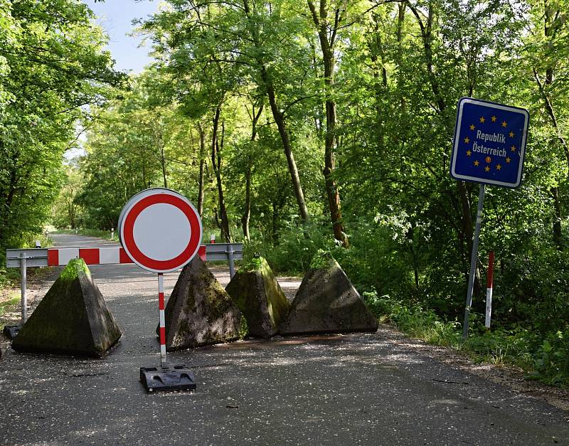 Hraniční přechod mezi Valticemi a rakouským Katzelsdorfem byl v úterý v podvečer pro osobní auta uzavřený.