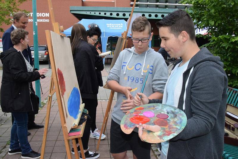 Žáci a studenti škol z Hodonína ze Slovenska se sešli na Výtvarném sympoziu před stadionem v Hodoníně.