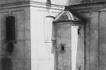 Zvedání Mediánu a Starce na věž v roce 1928.