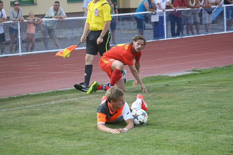 Fotbalisté Kyjova (v bílých dresech) porazili v předehrávce druhého kola první A třídy Mikulov 5:0. Mezi střelce se ve čtrtečním utkání zapsalo hned pět různých střelců.