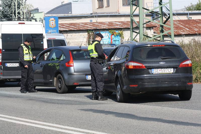 Cvičení policie, armády a celníků zaměřené na případné znovuobnovení hraničních kontrol se zúčastnily stovky členů těchto složek. Hlídaly i silnici mezi Hodonínem a Holíčí.