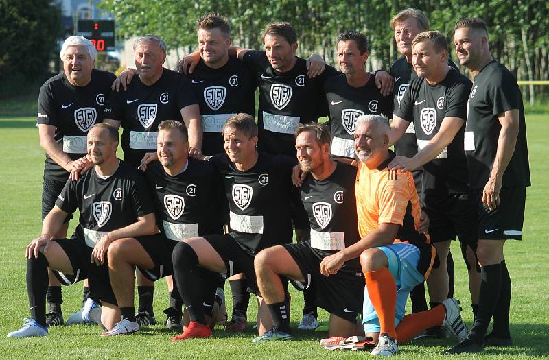 Sto let kopané v Čejči oslavili tamní fotbalisté (v zelených dresech) exhibičním utkáním proti Sigi teamu.