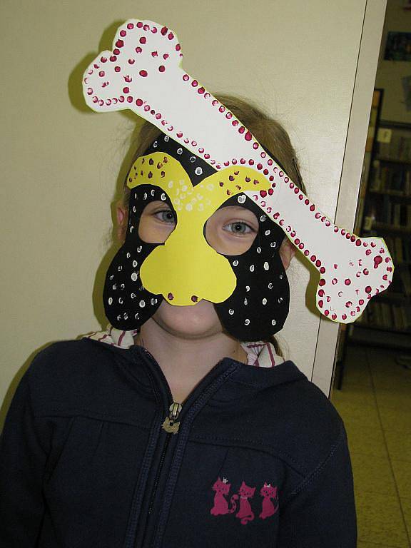V maskách kanibalů v hodonínské knihovně