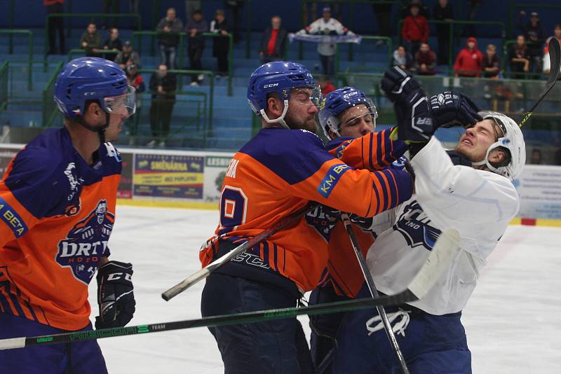 Hodonínští hokejisté (oranžové dresy) podlehli béčku Komety Brno i v domácí odvetě.