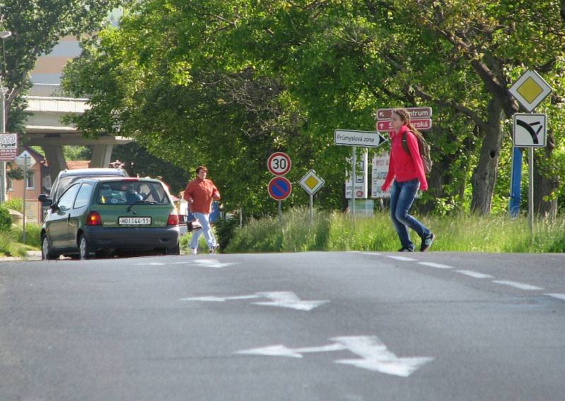 S pěšími se nepočítalo. Ke Kauflandu chodí podél silnice, nebo ji nekontrolovaně přebíhají.