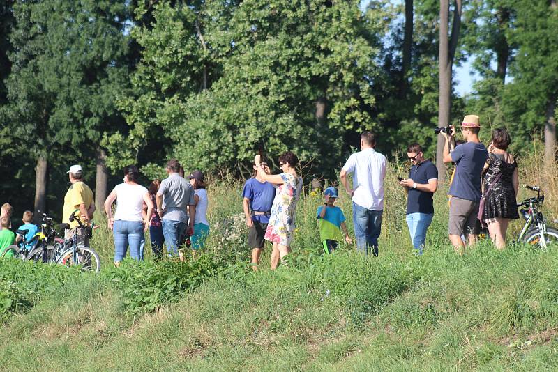 Usazování nové lávky přes řeku Moravu spojující Slovanské hradiště v Mikulčicích a slovenské Kopčany.