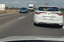Fronta aut u pánovské křižovatky po zavedení kyvadlové dopravy řízené semafory.