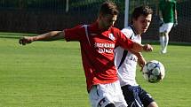 Fotbalisté Šardic (v červených dresech) přestříleli v prvním předkole krajského poháru rivala z Kyjova 5:4 a postoupili do další fáze jihomoravské soutěže.