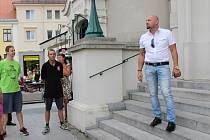 Hodonínský zastupitel Roman Sedlačík svolal shromáždění před hodonínskou radnicí, aby vysvětlil svůj postup v případě, kdy zavolal městské strážníky na cizince procházející na Národní třídě.