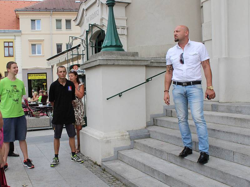 Hodonínský zastupitel Roman Sedlačík svolal shromáždění před hodonínskou radnicí, aby vysvětlil svůj postup v případě, kdy zavolal městské strážníky na cizince procházející na Národní třídě.