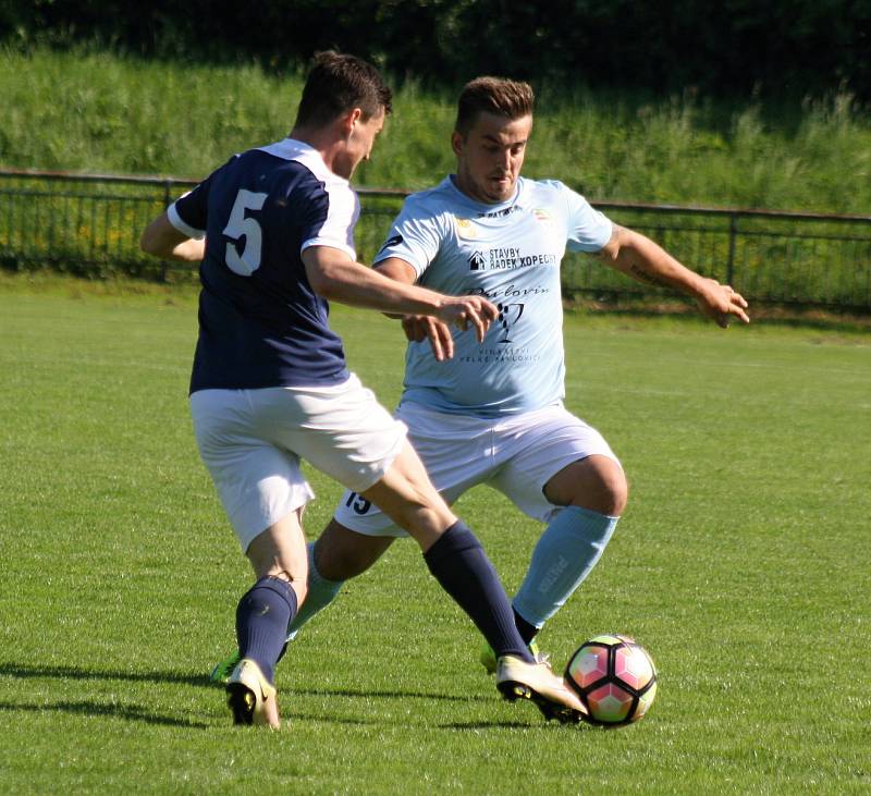 Fotbalisté FC Veselí nad Moravou (v tmavým dresech) porazili ve šlágru 23. kola I.A třídy skupiny B vedoucí Krumvíř 3:1. Sobotní duel sledovalo 350 diváků.