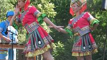 Předpremiérou pořadu Z krajin za obzorem odstartoval jubilejní sedmdesátý ročník Mezinárodního folklorního festivalu Strážnice 2015. Diváci v něm navštívili  nejen Evropu, ale také Latinskou Ameriku, Asii a Afriku. 