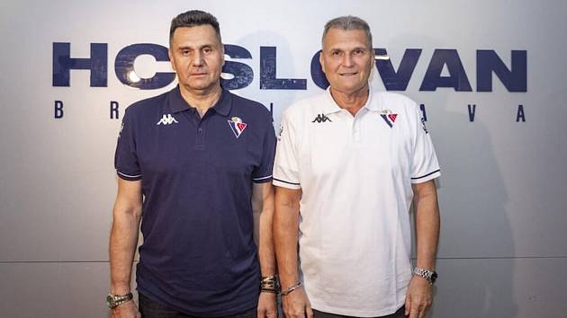 Rostislav Dočekal (vpravo) a Vladimír Růžička mají pozvednout hokejisty Slovanu Bratislava.