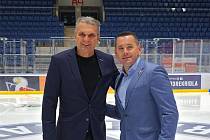 Šedesátiletý hokejový funkcionář Rostislav Dočekal (vlevo) bude od ledna pracovat pro Slovan Bratislava.
