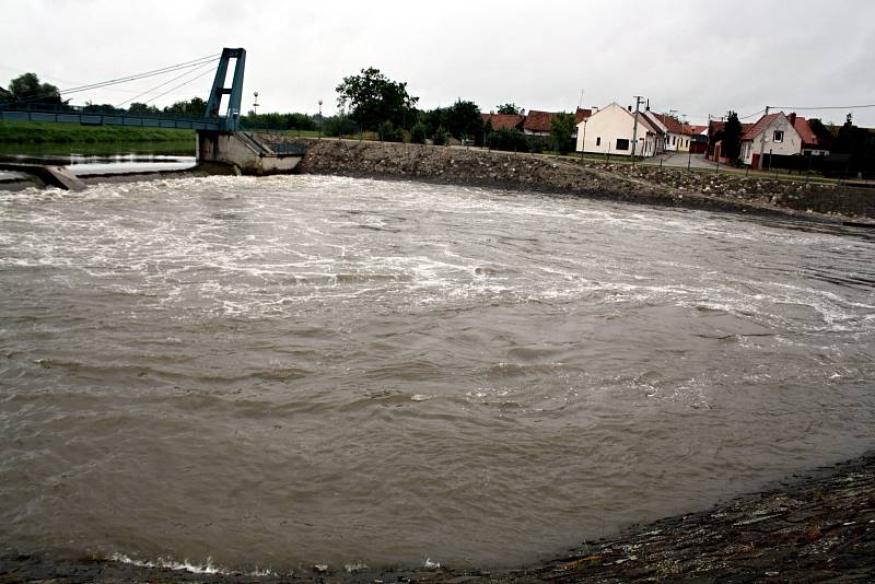 Přívalové deště zatím na Hodonínsku nepůsobí větší problémy. Řeka Morava je sice zvedlá, nedosáhla ale ještě ani prvního stupně. Na snímcích je řeka v úseku Veselí nad Moravou.